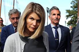 Lori Loughlin开玩笑说要为奥利维亚·杰德（Olivia Jade）的教育付费，这是在大学贿赂丑闻/今晚娱乐中重现的录像中